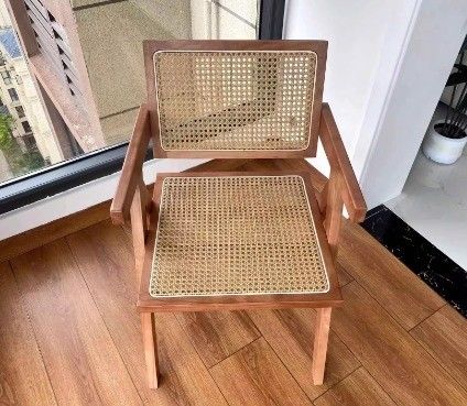 Cadeira de jantar de madeira sólida natural com encosto moderno de rotão em acabamento preto