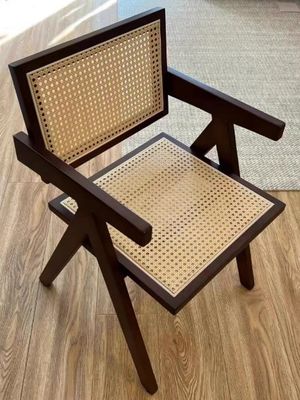 Cadeira de jantar de madeira sólida natural com encosto moderno de rotão em acabamento preto