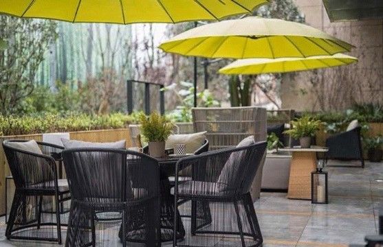 Cadeira de jantar de metal de estilo italiano Cadeira de café de madeira para assentos modernos de luxo ao ar livre