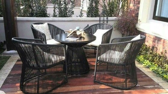Cadeira de jantar de metal de estilo italiano Cadeira de café de madeira para assentos modernos de luxo ao ar livre