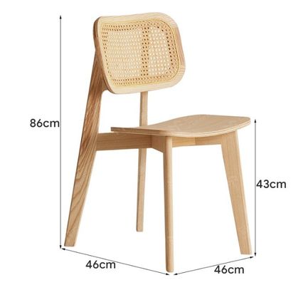 Uma cadeira de jantar de madeira maciça com um design de rotina dobrável