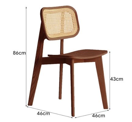 Uma cadeira de jantar de madeira maciça com um design de rotina dobrável