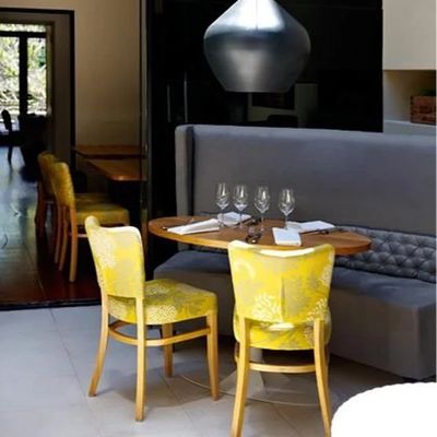 OEM Cadeira de jantar de madeira com pernas de madeira para tecido nórdico PU de couro Banquete Hotel Restaurante Eventos e design ajustável