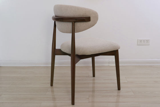 Cadeiras de madeira maciça para móveis modernos de sala de jantar no restaurante