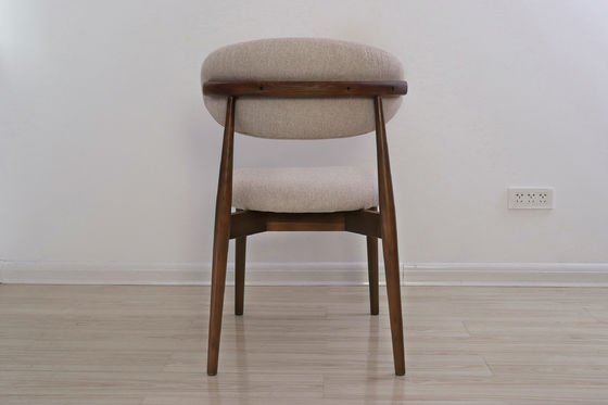 Cadeiras de madeira maciça para móveis modernos de sala de jantar no restaurante