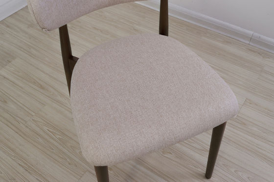 Cadeiras de madeira maciça para móveis modernos de sala de jantar no restaurante