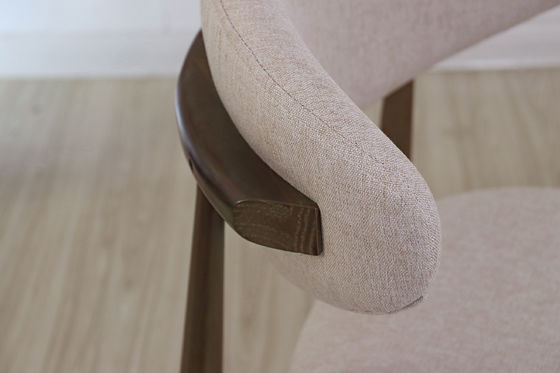 Cadeiras de madeira maciça para móveis modernos de sala de jantar no restaurante