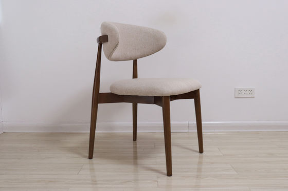 Cadeiras de madeira maciça para móveis modernos de sala de jantar no restaurante