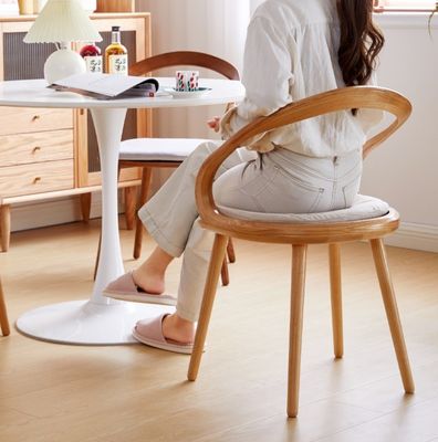 Mobiliário de restaurante Cadeira de jantar moderna de madeira maciça com acabamento cerisa e design nórdico