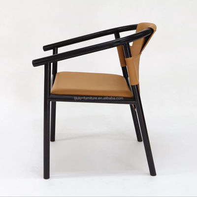 Cadeira de refeição específica Estrutura de madeira maciça Lounge de lazer Accent Cadeiras de braço com couro de sela marrom