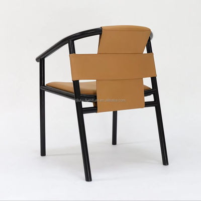 Cadeira de refeição específica Estrutura de madeira maciça Lounge de lazer Accent Cadeiras de braço com couro de sela marrom