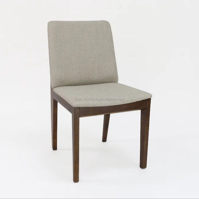 Cadeira de jantar de madeira maciça de acabamento de nitrolacquer de estilo moderno com estofamento e braço de acento