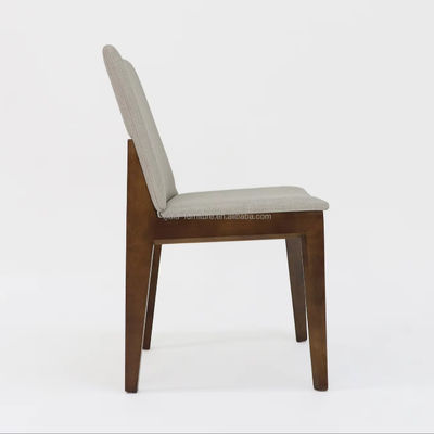 Cadeira de jantar de madeira maciça de acabamento de nitrolacquer de estilo moderno com estofamento e braço de acento