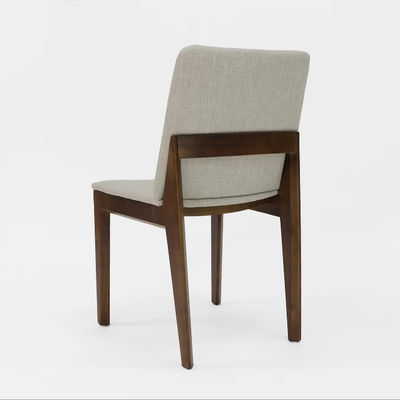 Cadeira de jantar de madeira maciça de acabamento de nitrolacquer de estilo moderno com estofamento e braço de acento