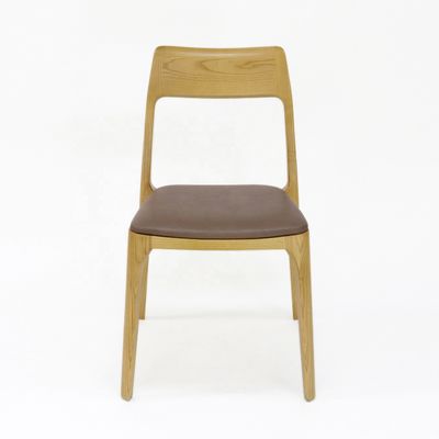 Sala de jantar moderna nórdica Estrutura de madeira maciça Cadeira de couro de jantar empilhável Design intemporal e clássico