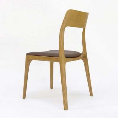 Sala de jantar moderna nórdica Estrutura de madeira maciça Cadeira de couro de jantar empilhável Design intemporal e clássico