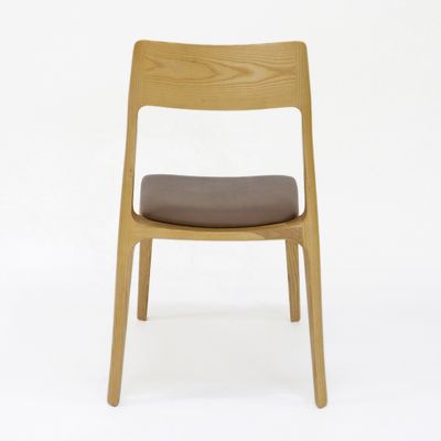 Sala de jantar moderna nórdica Estrutura de madeira maciça Cadeira de couro de jantar empilhável Design intemporal e clássico