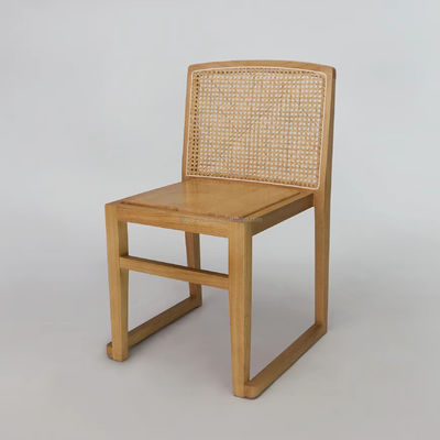 Cadeiras de mesa de madeira maciça U Mobiliário de encosto em rotão empilhável para hotel restaurante NO Mobiliário dobrado acabamento nitrolaque