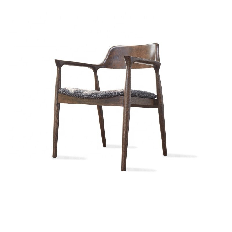 Cadeira de jantar acessível e durável feita de madeira maciça para uma experiência de jantar clássica